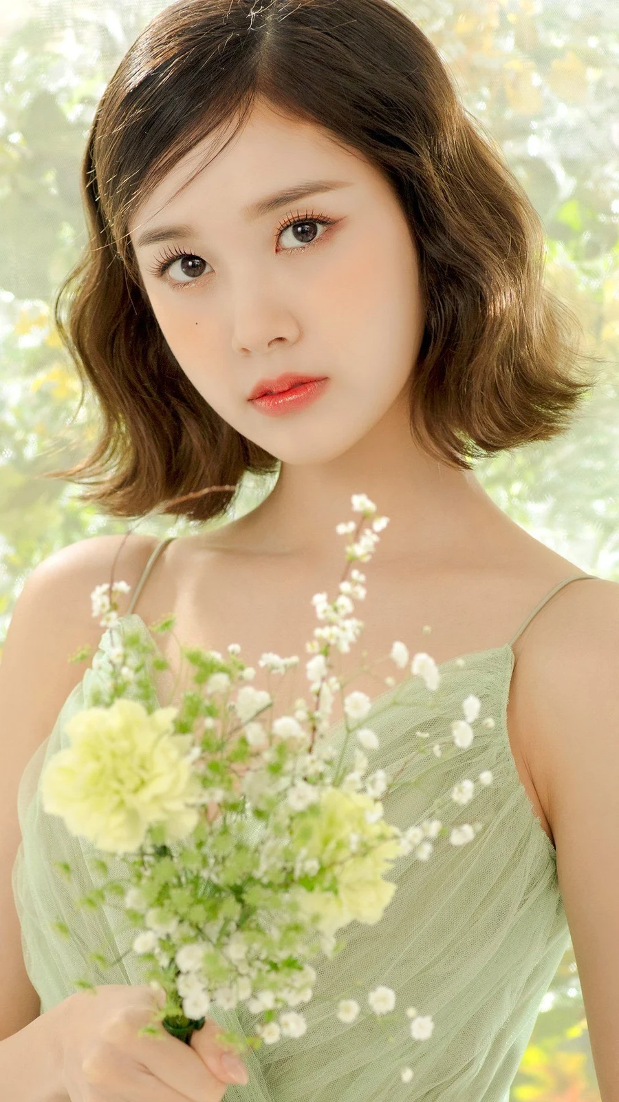 Cô gái cầm hoa mang đến vẻ đẹp dịu dàng và thu hút mọi ánh nhìn Cô gái cầm hoa mang đến vẻ đẹp dịu dàng và thu hút mọi ánh nhìn