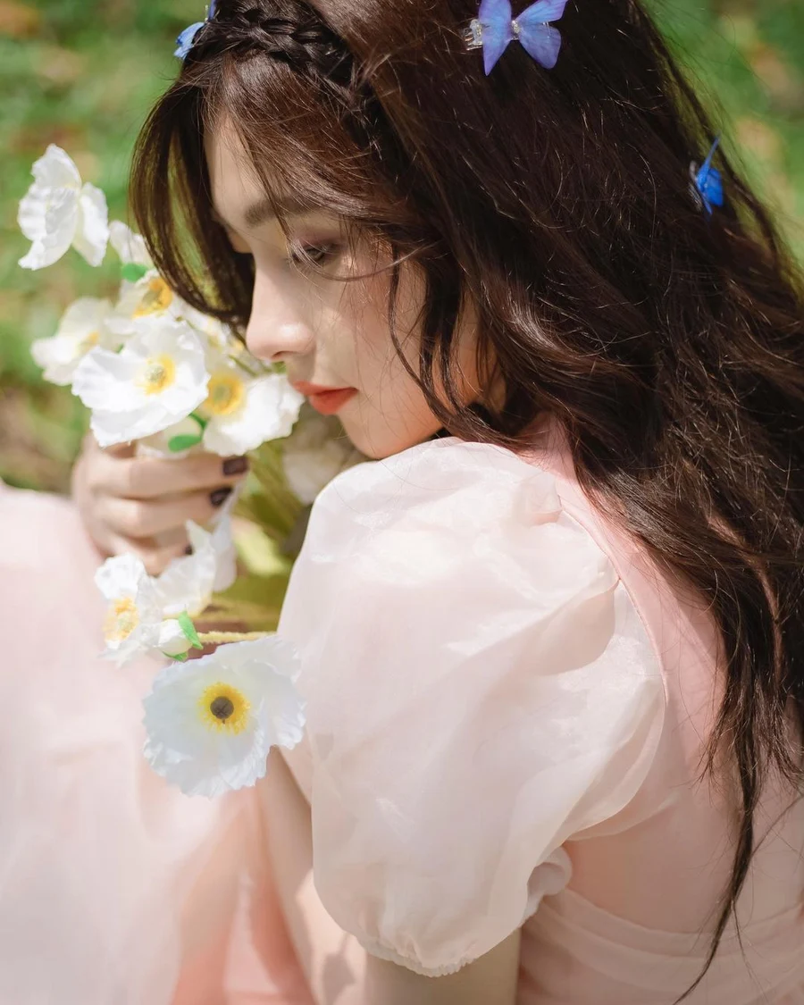 Hình ảnh cô gái cầm hoa giúp bạn thể hiện sự nữ tính và duyên dáng Hình ảnh cô gái cầm hoa giúp bạn thể hiện sự nữ tính và duyên dáng