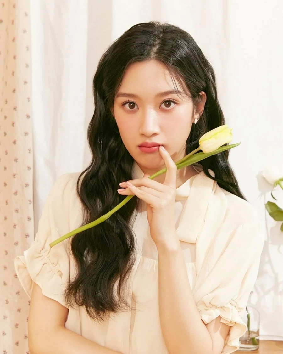 Hình cô gái ngồi buồn giúp bạn thể hiện tâm trạng một cách rõ ràng Hình cô gái ngồi buồn giúp bạn thể hiện tâm trạng một cách rõ ràng