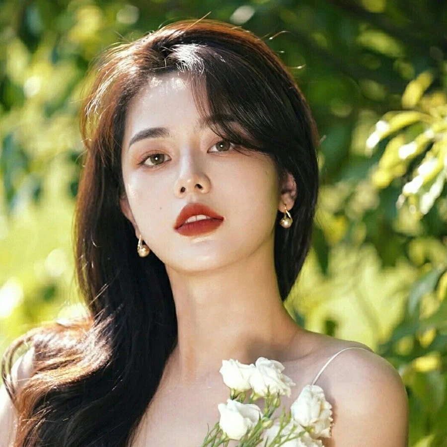 Cô gái cầm hoa đẹp khiến mọi người cảm thấy dễ chịu và vui vẻ Cô gái cầm hoa đẹp khiến mọi người cảm thấy dễ chịu và vui vẻ