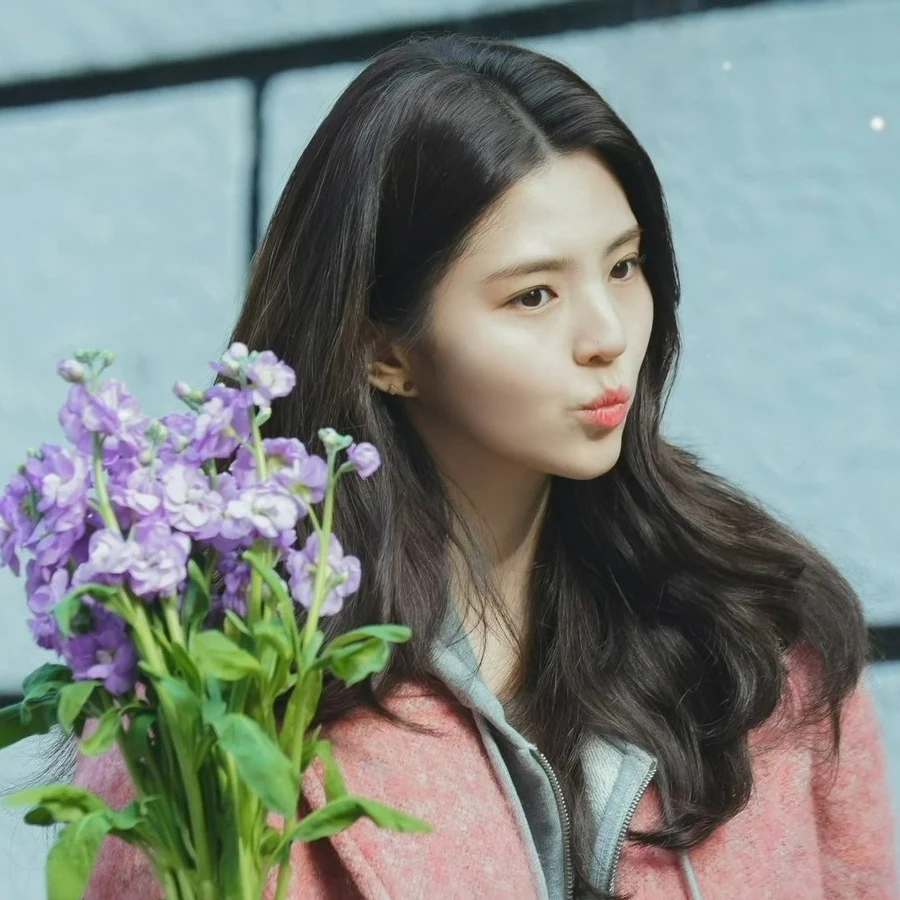 Gái cute che mặt tạo nên sự bí ẩn và thu hút Gái cute che mặt tạo nên sự bí ẩn và thu hút