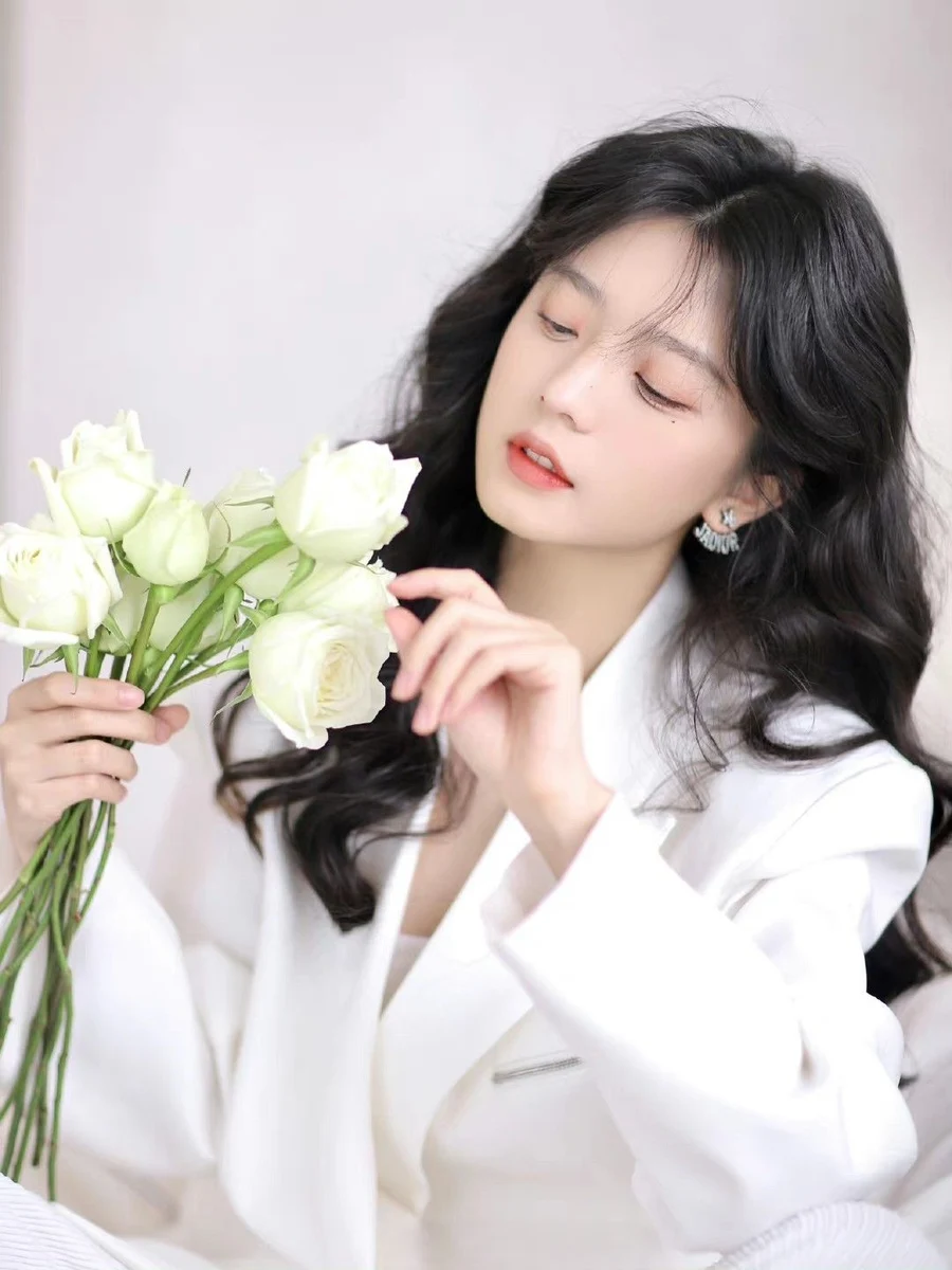 Anime cô gái buồn thể hiện cảm xúc sâu sắc trong những tình huống khó khăn Anime cô gái buồn thể hiện cảm xúc sâu sắc trong những tình huống khó khăn