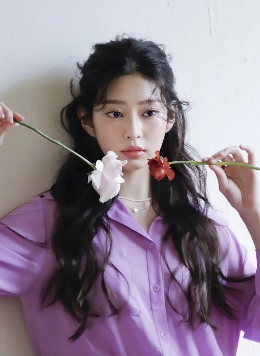 Cô gái cầm hoa sen mang đến sự thanh tao và nhẹ nhàng Cô gái cầm hoa sen mang đến sự thanh tao và nhẹ nhàng