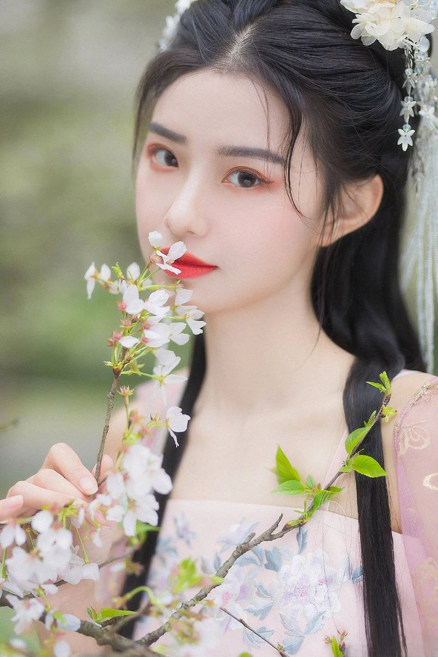 Cô gái buồn anime mang đến sự đồng cảm cho những ai đang gặp khó khăn Cô gái buồn anime mang đến sự đồng cảm cho những ai đang gặp khó khăn