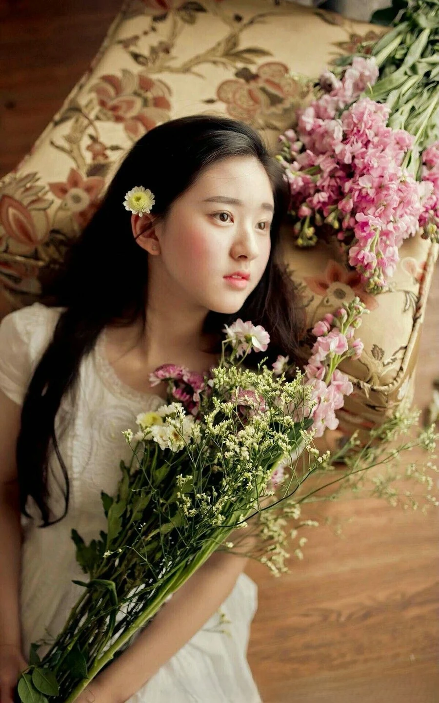 Cô gái cầm hoa hướng dương thể hiện sự tươi vui và lạc quan Cô gái cầm hoa hướng dương thể hiện sự tươi vui và lạc quan