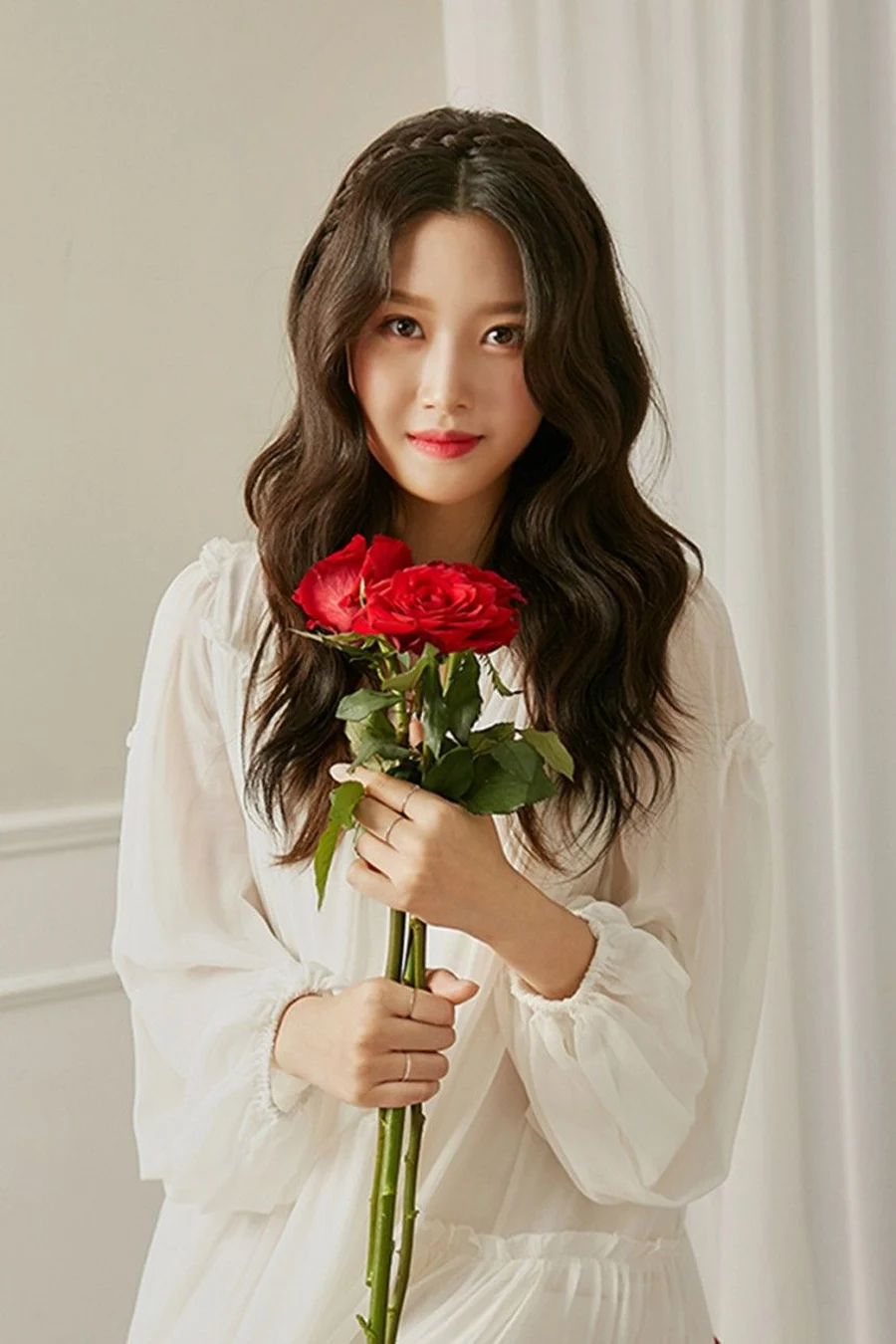 Ảnh gái xinh cầm hoa facebook mang đến sự dễ thương cho trang cá nhân Ảnh gái xinh cầm hoa facebook mang đến sự dễ thương cho trang cá nhân