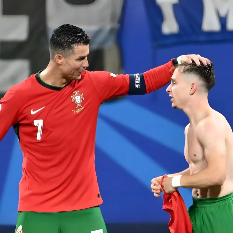 Ronaldo uống nước meme khiến bạn không thể rời mắt Ronaldo uống nước meme khiến bạn không thể rời mắt