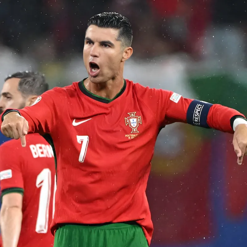 Meme ronaldo uống nước khiến trái tim bạn tan chảy Meme ronaldo uống nước khiến trái tim bạn tan chảy