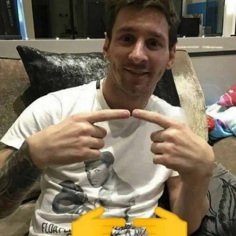 Messi give me penalty meme thể hiện sự hài hước trong những tình huống khó khăn Messi give me penalty meme thể hiện sự hài hước trong những tình huống khó khăn