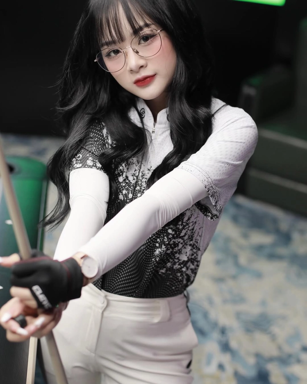 Cư dân mạng yêu mến gọi cô là chị Gấm kami thân thiện dễ gần