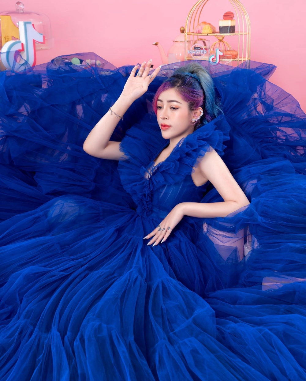 Linh Barbie là ai mà khiến mạng xã hội bùng nổ