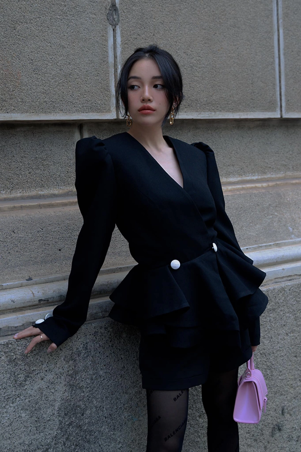 Bóc giá nhà xe để biết Linh Ngọc Đàm giàu cỡ nào