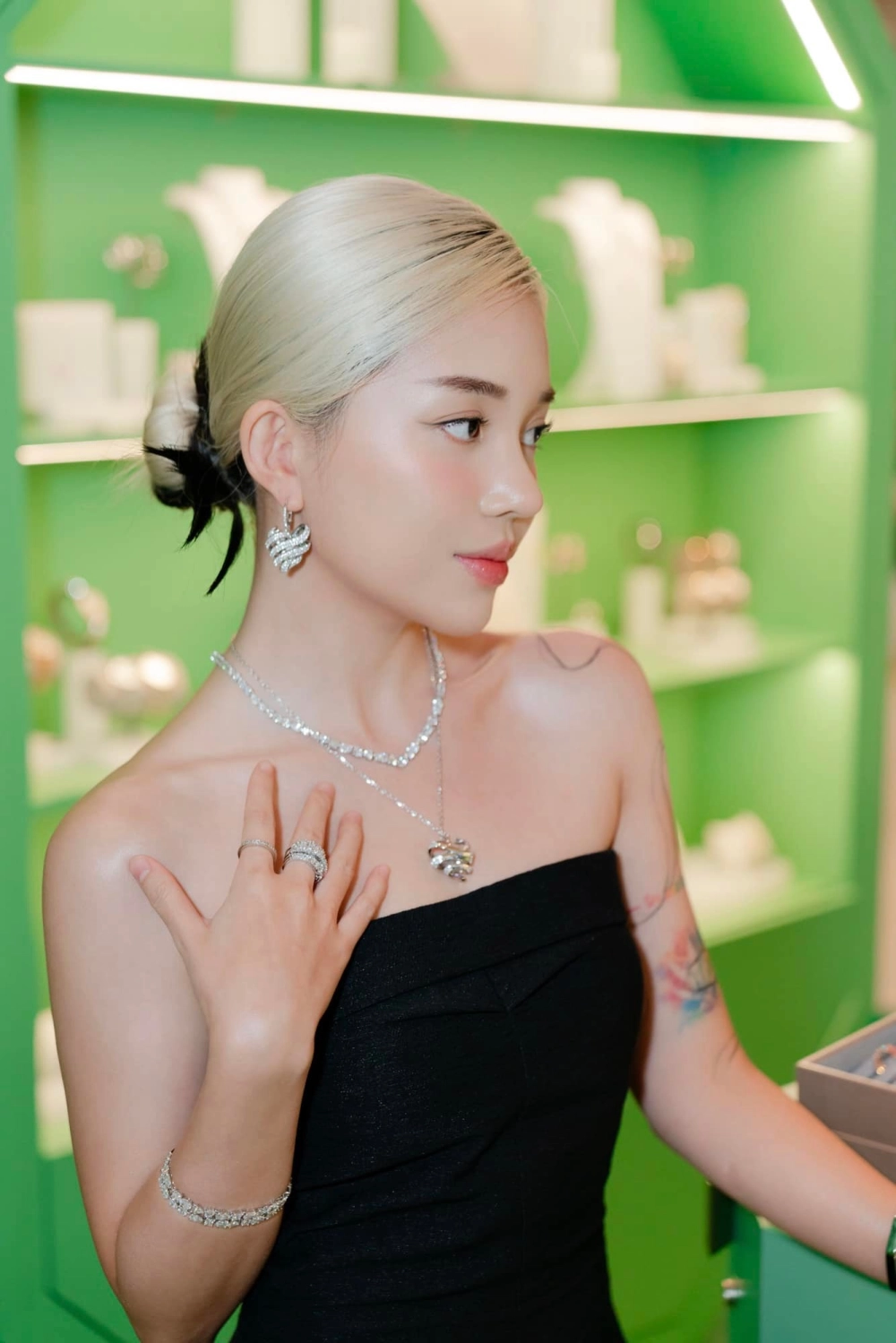 Phong cách chất lừ trong mỗi Linh Ngọc Đàm stream