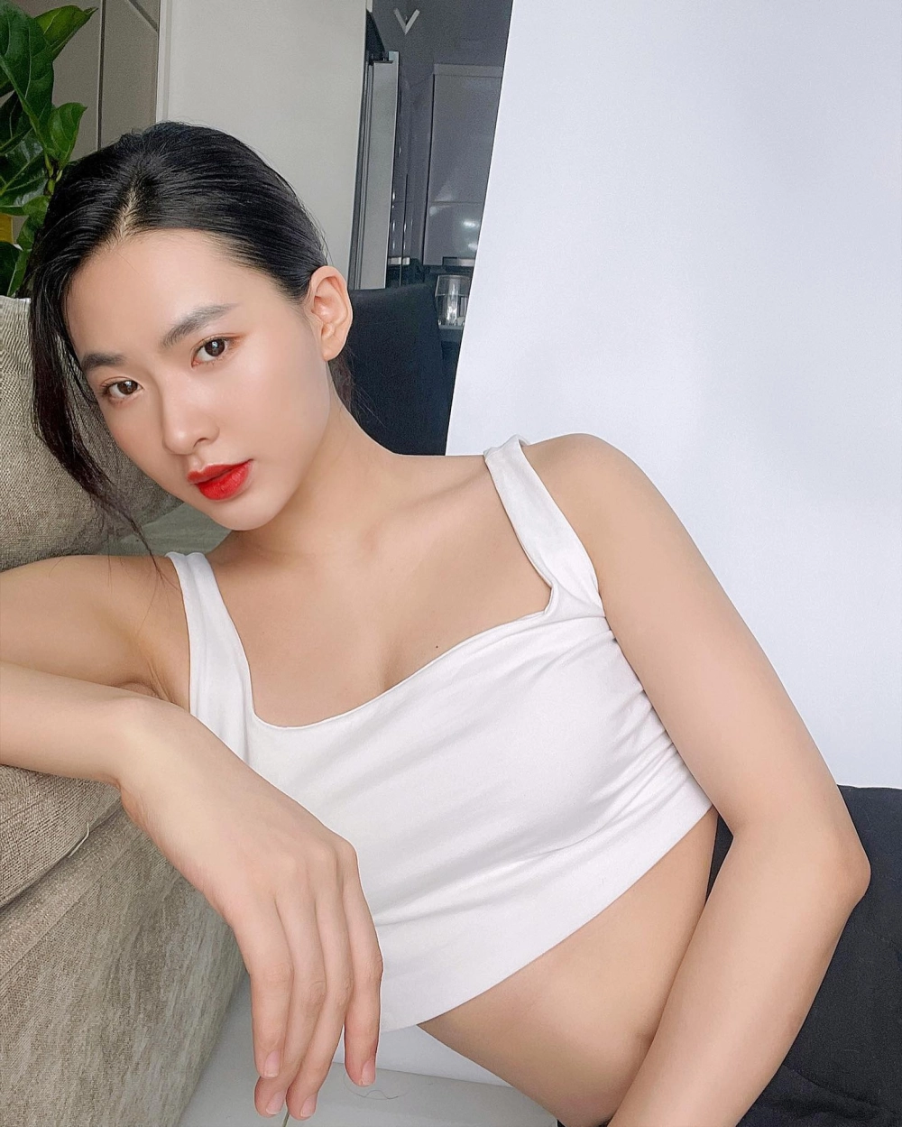 Diễn viên Nguyễn Minh Trang khoe nhan sắc qua mọi góc chụp