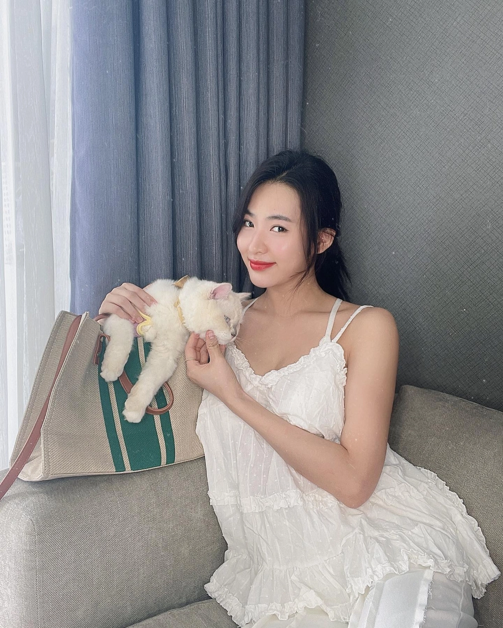 Diễn viên Minh Trang nổi bật với thần thái đầy cuốn hút