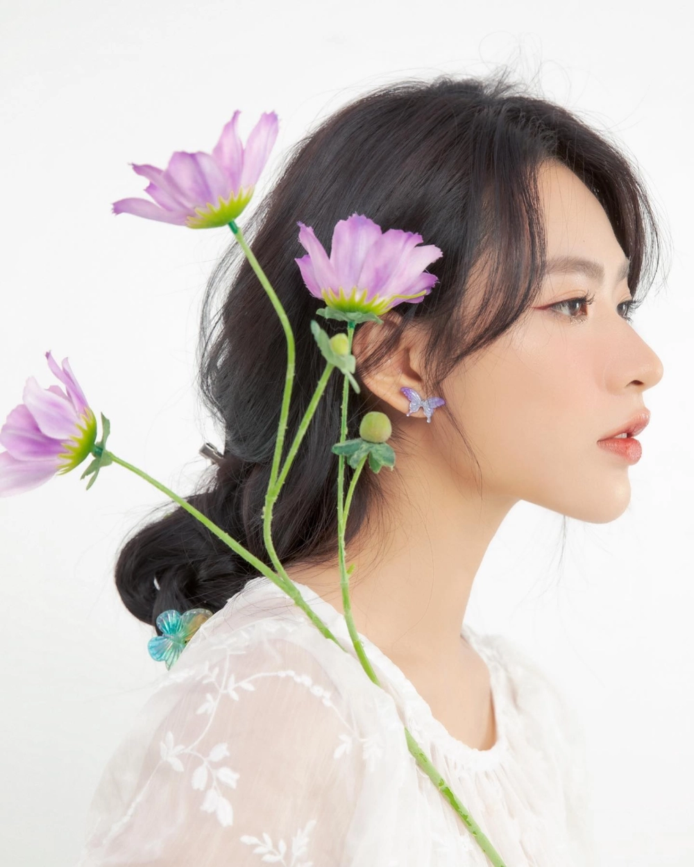 MC Minh Trang duyên dáng với nụ cười rạng rỡ trên sóng