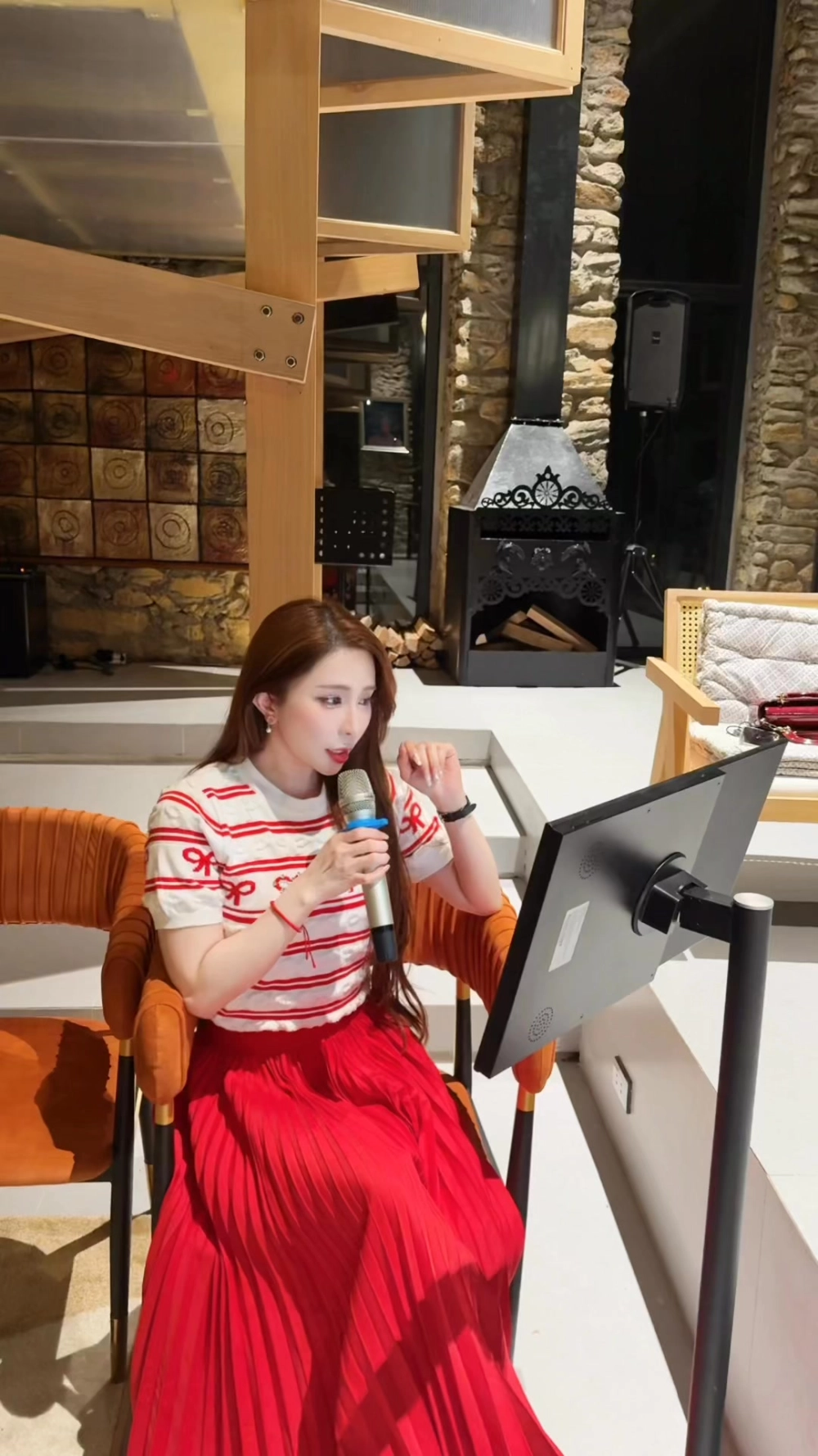 Quỳnh Nga chị đẹp đầy quyến rũ trong từng khung hình