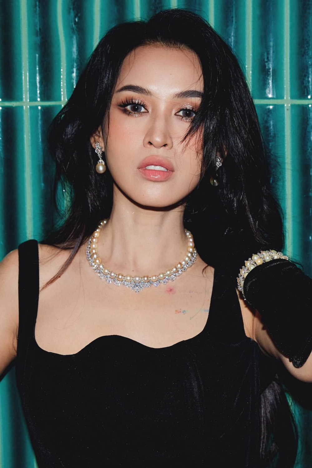 Tú Vi tóc ngắn ghi điểm với phong cách trẻ trung và cá tính