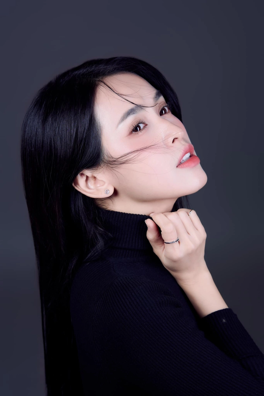 Hoa hậu Tú Vi khoe nhan sắc rạng ngời đầy sức sống trước ống kính