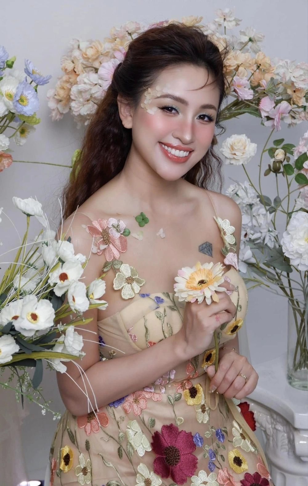 Vân Hugo chị đẹp tỏa sáng tại Đạp Gió với phong cách duyên dáng