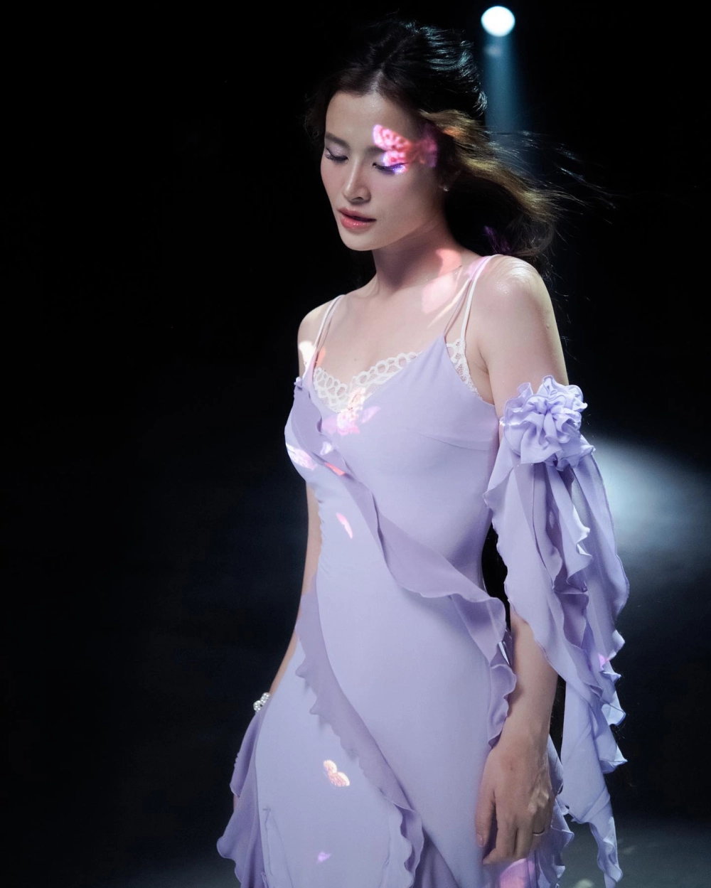 Thỏa sức ngân nga cùng những bản hit karaoke Đông Nhi ngọt ngào