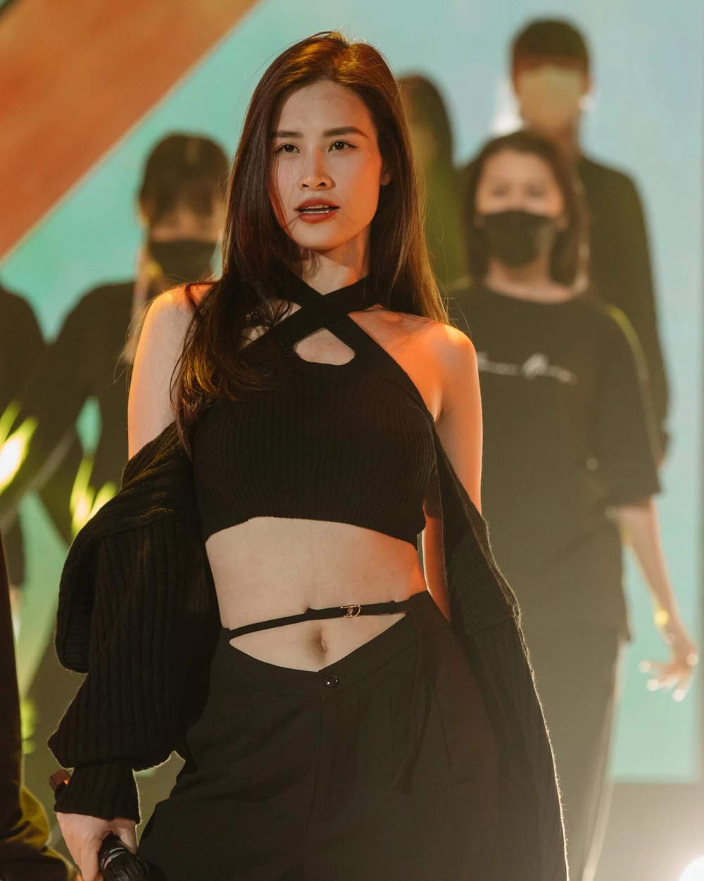 Ten on ten Đông Nhi mang màu sắc mới lạ và bắt tai