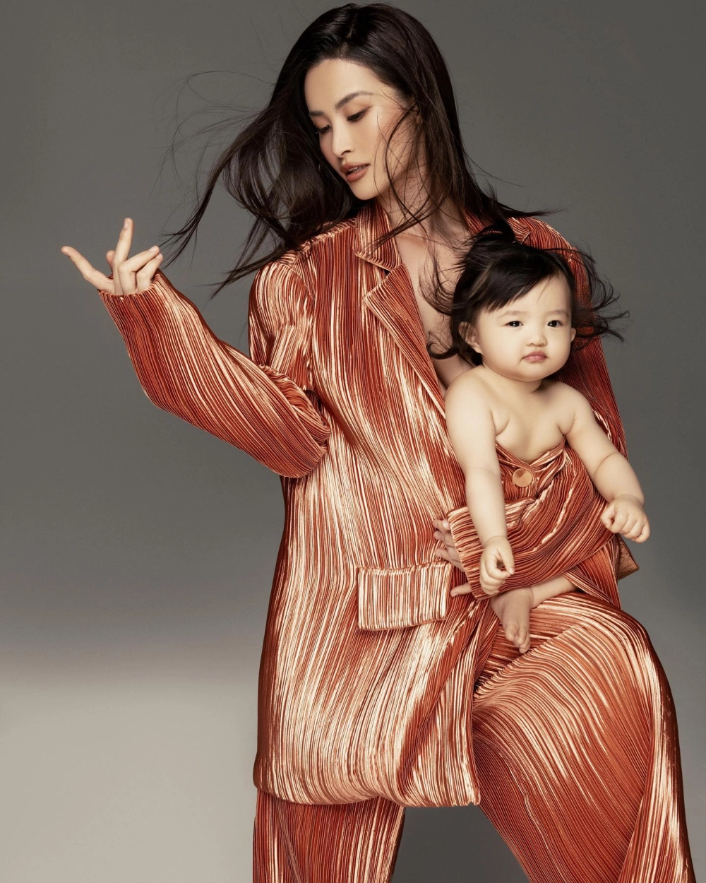 Fan thắc mắc ca sĩ Đông Nhi sinh năm bao nhiêu