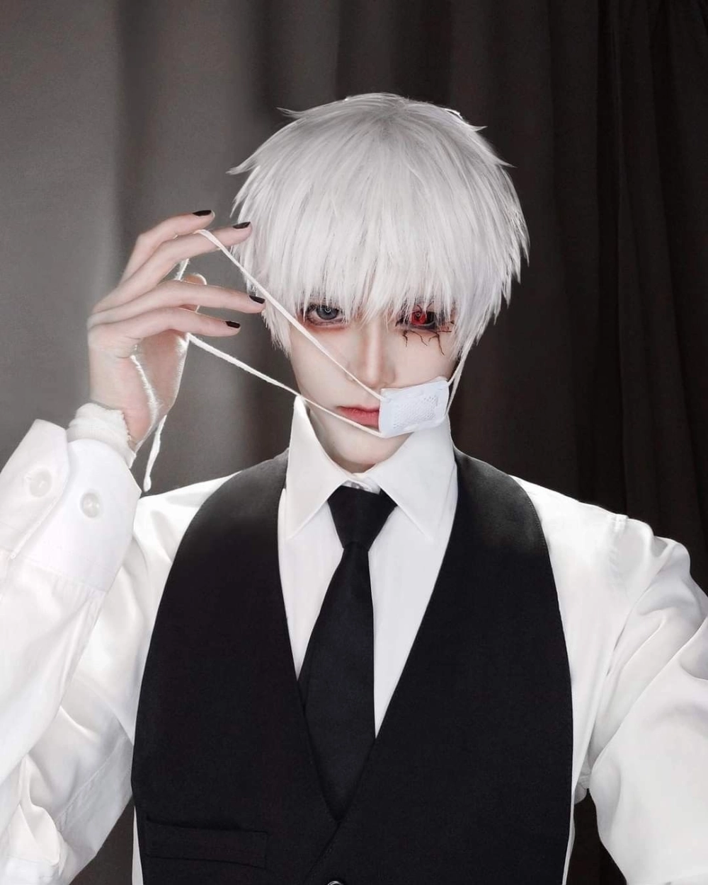 Cosplay Kaneki nổi bật với mặt nạ và trang phục đặc trưng