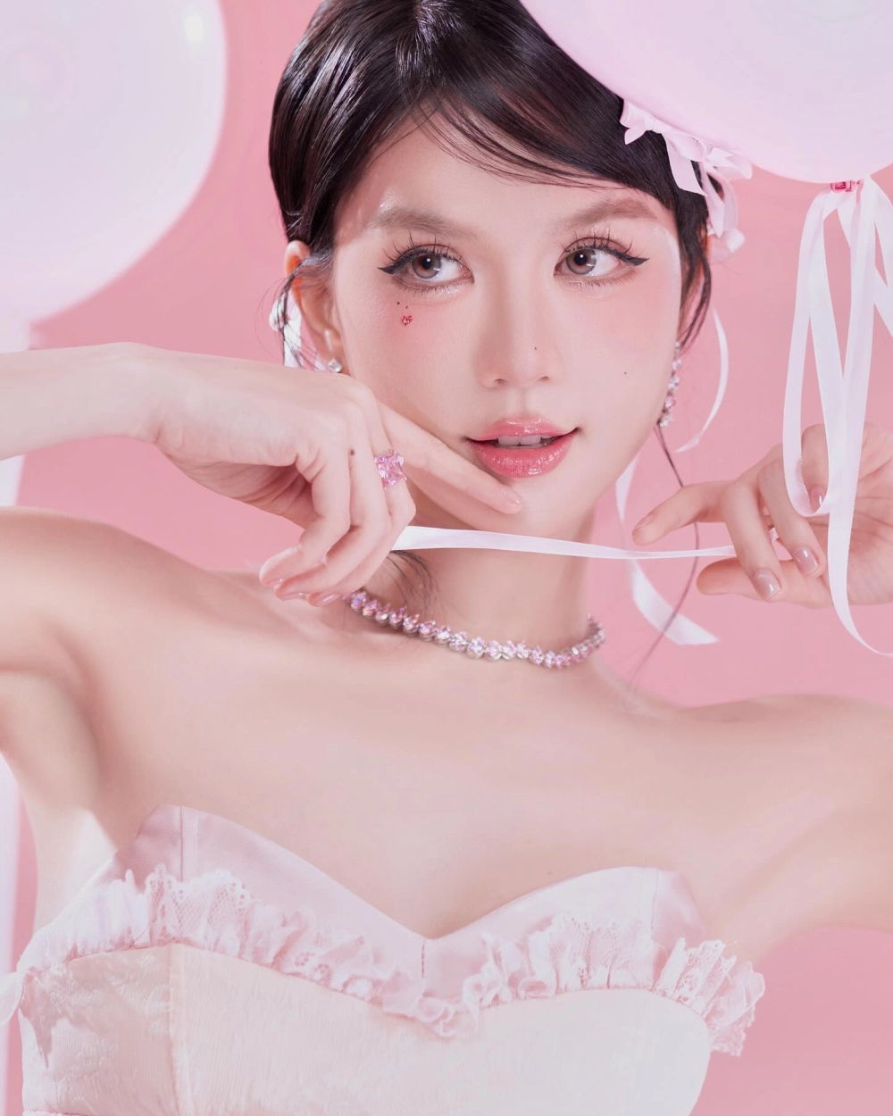 Gái Facebook gây sốt với gu thời trang đơn giản