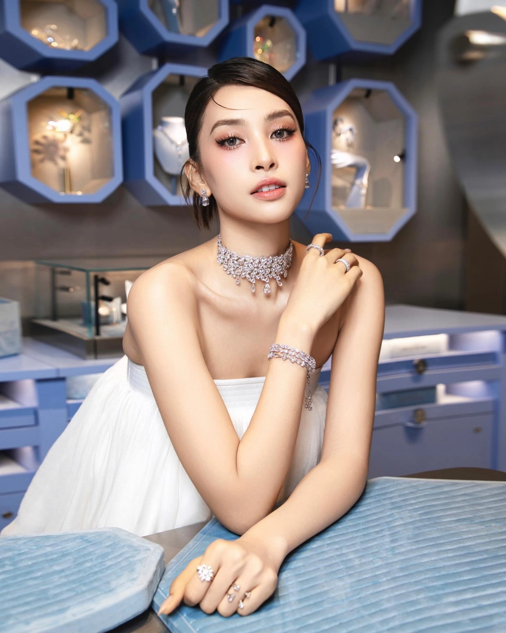 Facebook của gái xinh nhiều người follow nhất