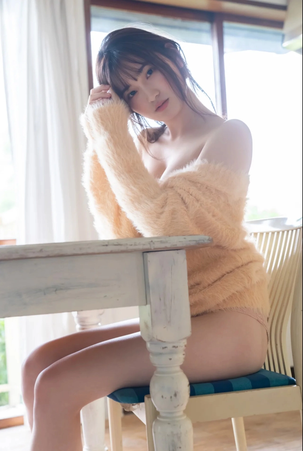 Thần thái gợi cảm của Ai Saito khiến mọi ánh nhìn đổ dồn