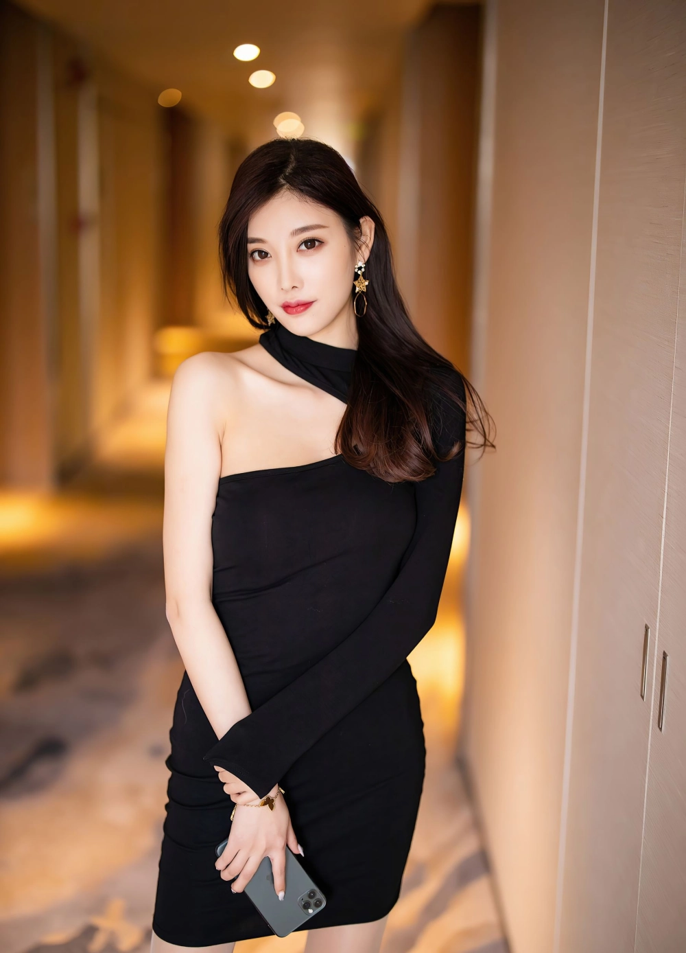 Thần thái gợi cảm của Alessandra Liu khiến mọi ánh nhìn đổ dồn