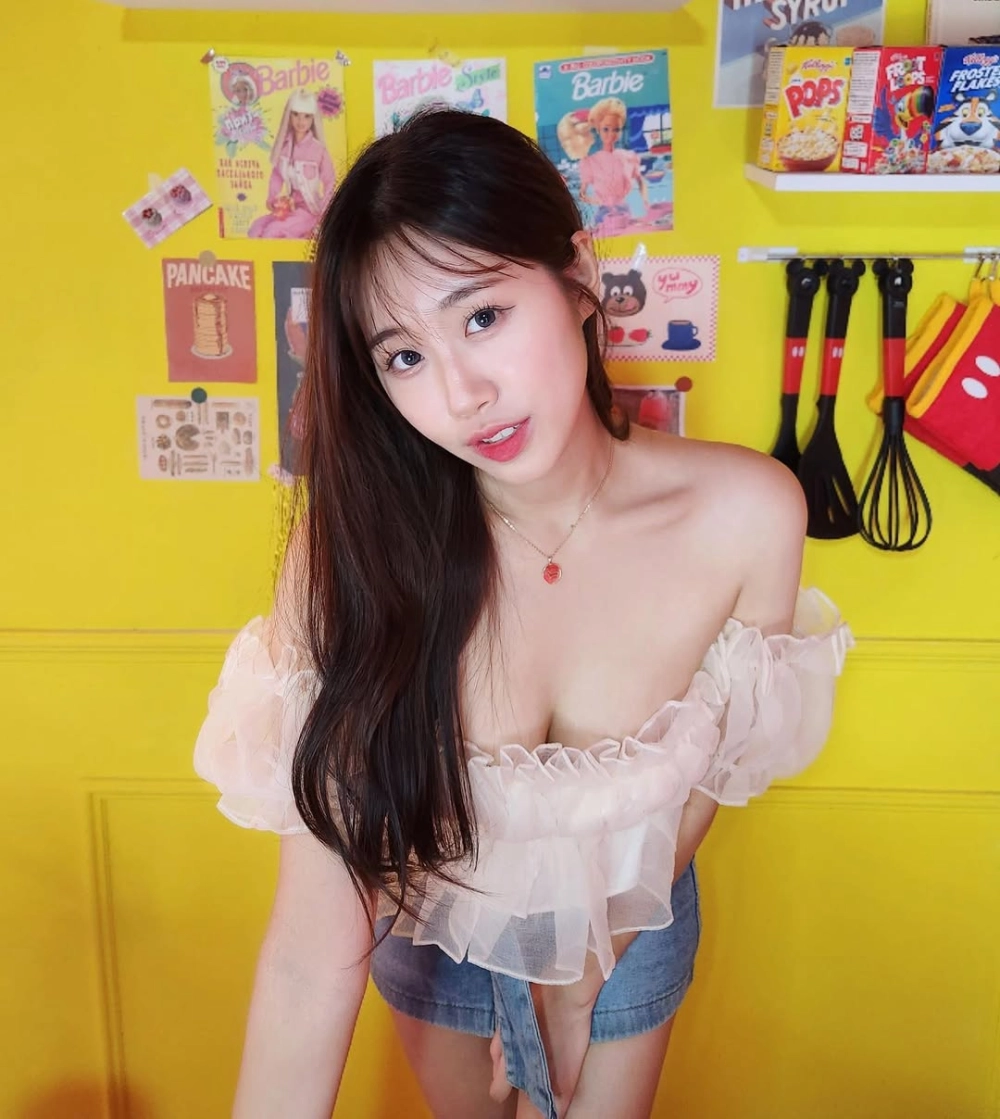 Ảnh nền gái xinh sexy cho điện thoại và máy tính của bạn