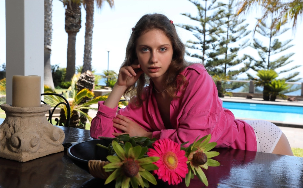 Clarice thu hút mọi ánh nhìn với vẻ đẹp sexy rực lửa