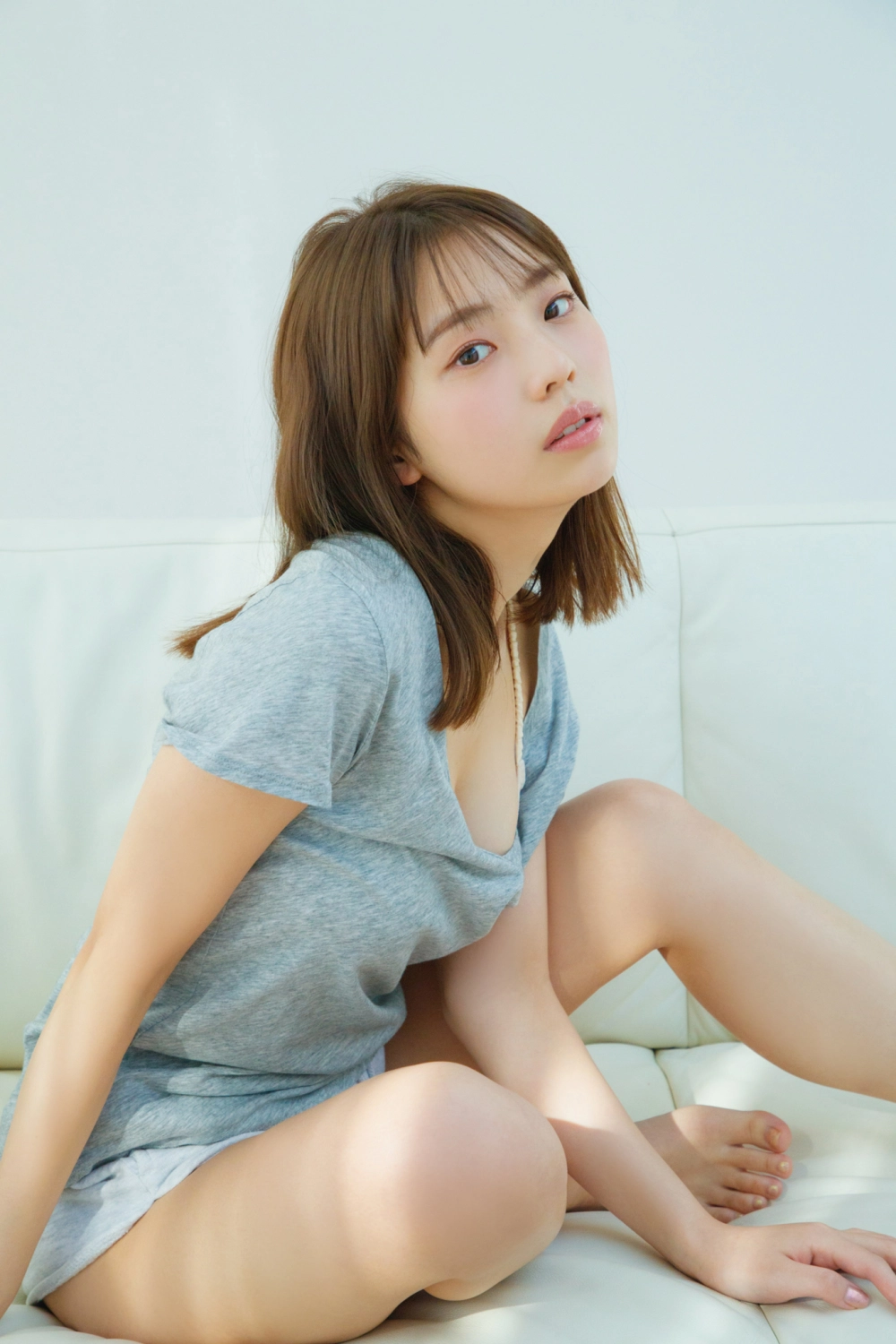 Vẻ gợi cảm của Hina Kikuchi khiến không gian như bốc cháy