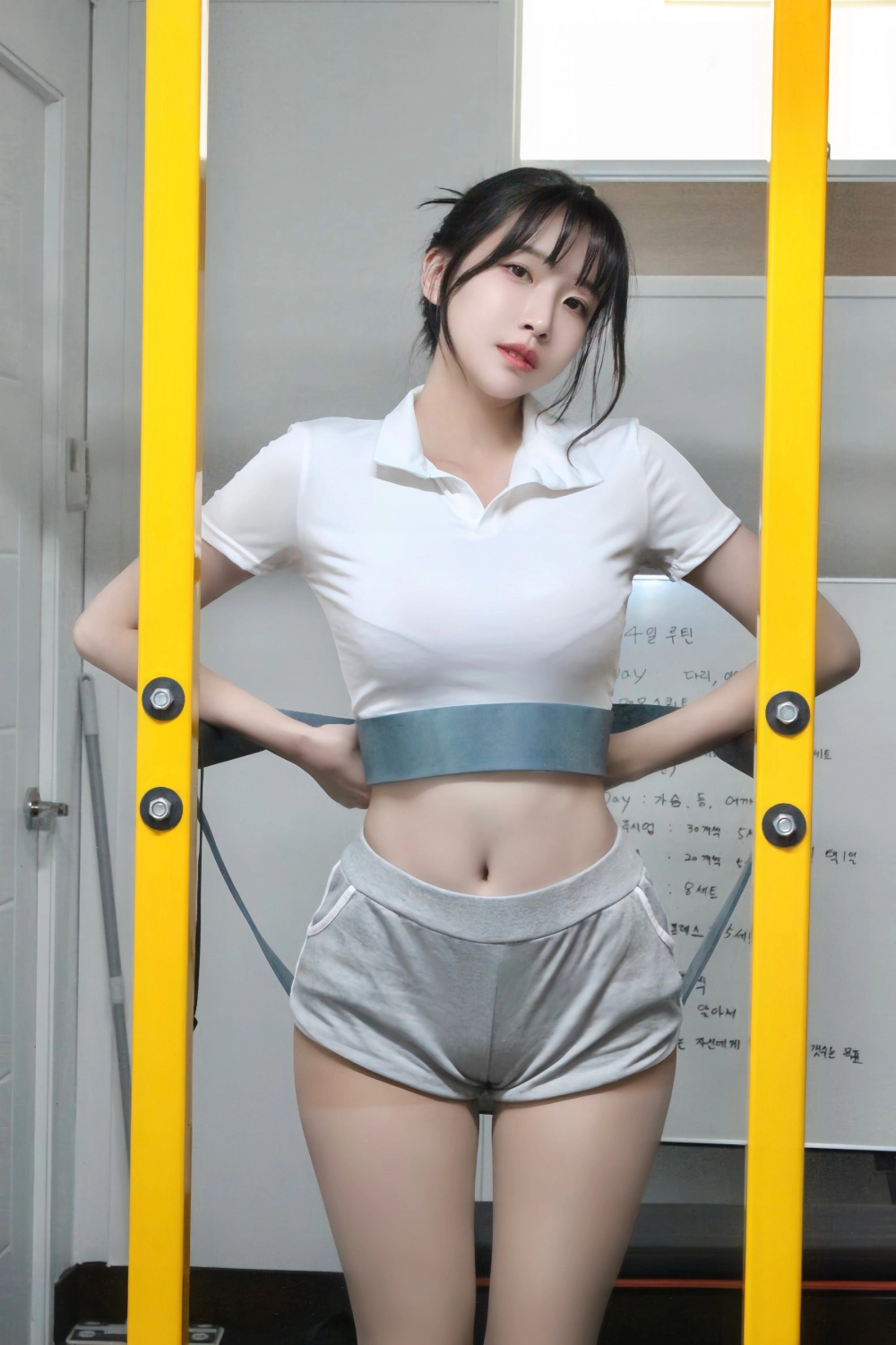 Đường cong hoàn hảo giúp Lee Ahrin (이아린) trở thành biểu tượng gợi cảm