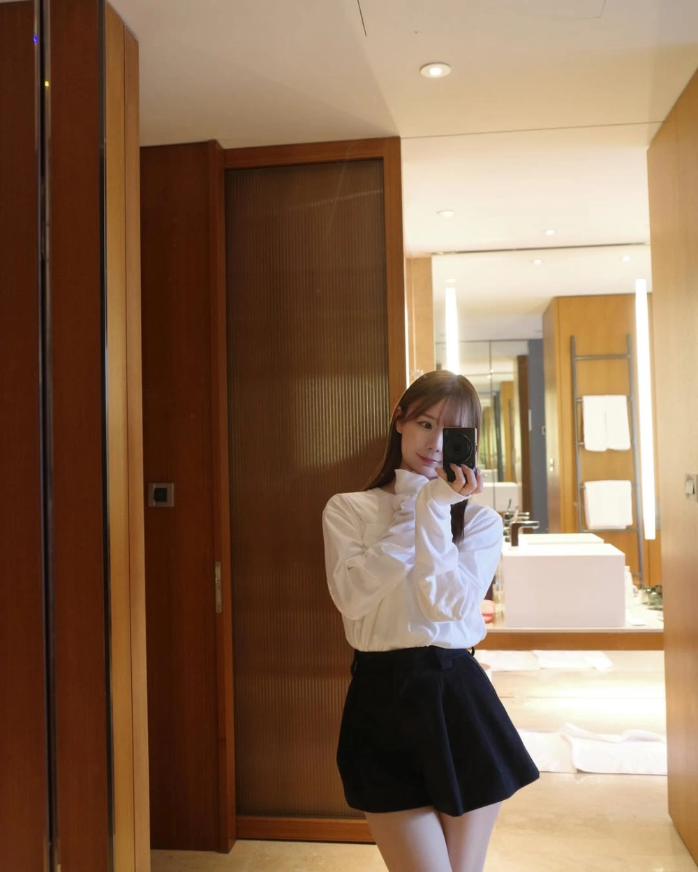 Miru Sakamichi sexy táo bạo khiến không gian như bốc cháy