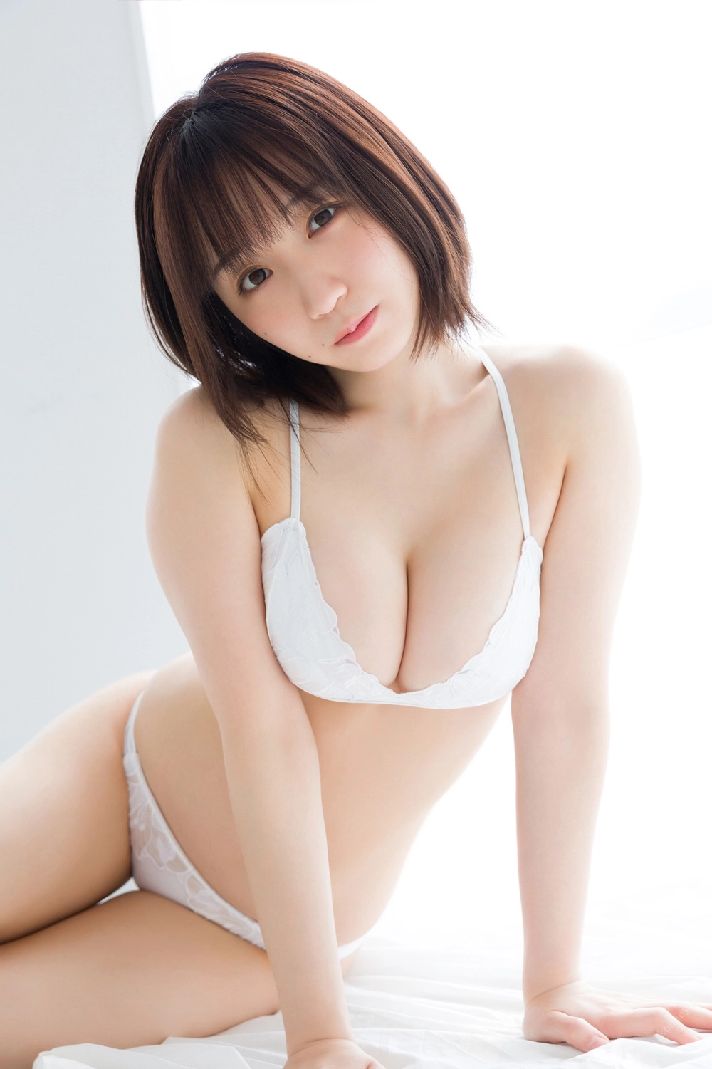 Moe Iori tỏa sáng với phong thái nóng bỏng đầy cuốn hút