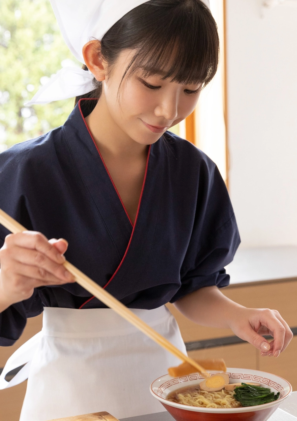 Sự tự tin và sexy của Nagasawa Morina khiến khung hình bừng sáng