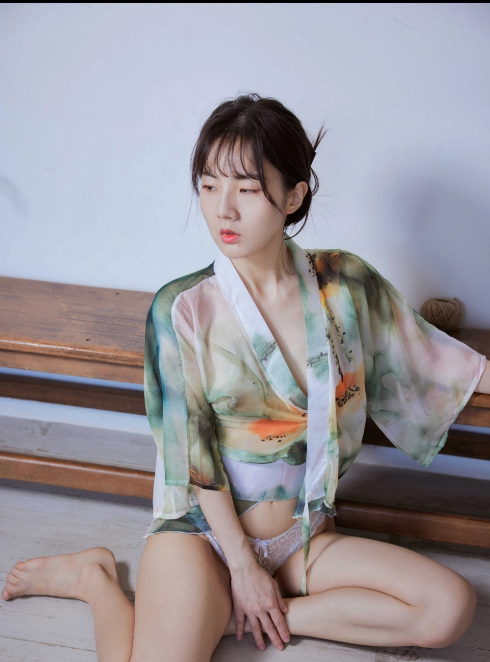 Vẻ gợi cảm của Ray khiến không gian như bốc cháy