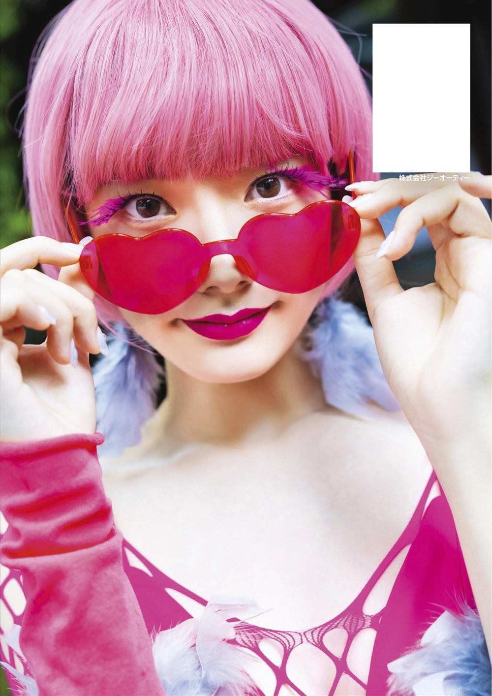 Rena Miyashita khéo léo khoe dáng trong trang phục gợi cảm quyến rũ