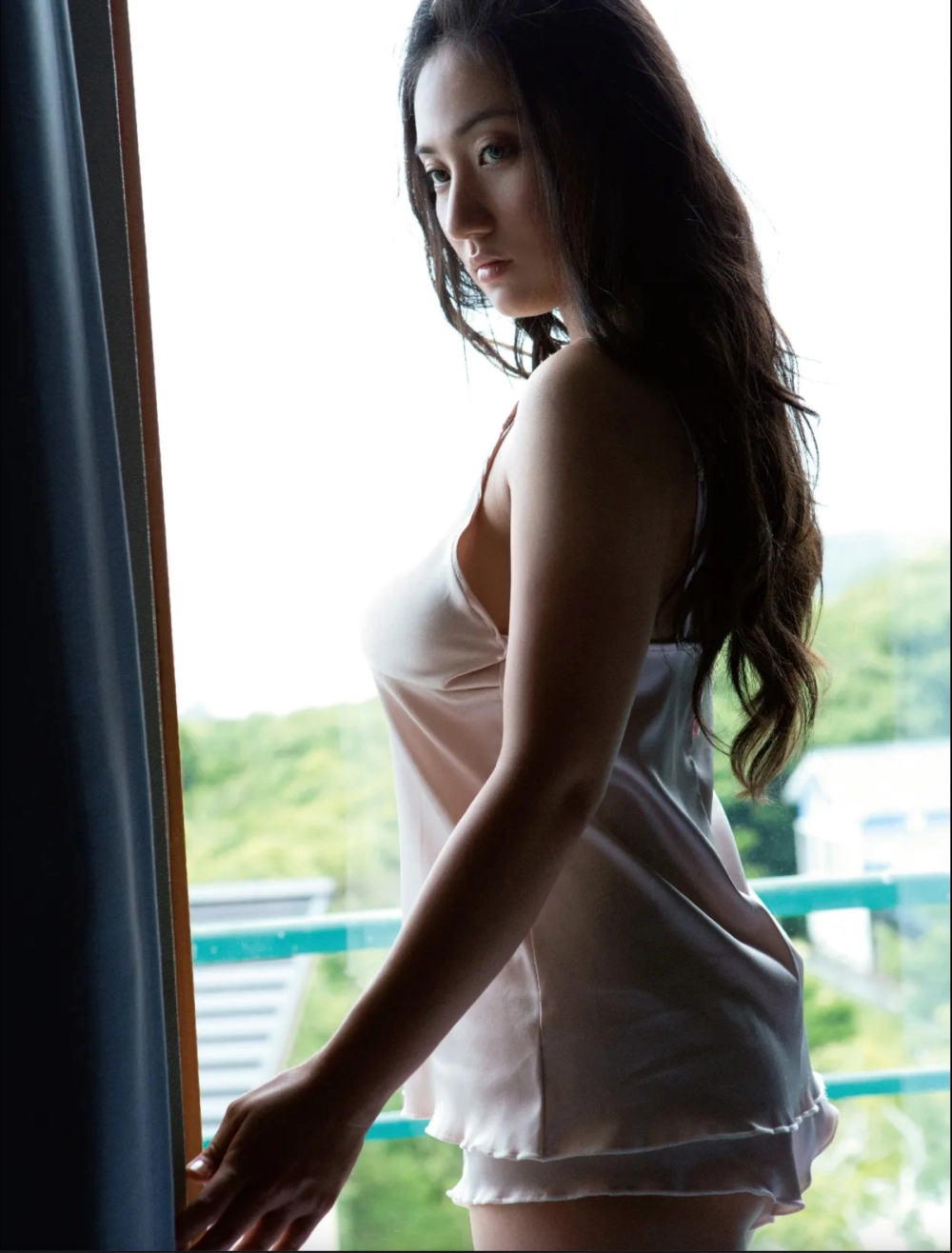 Nét đẹp quyến rũ và ánh nhìn táo bạo khiến Saaya Irie thật nổi bật