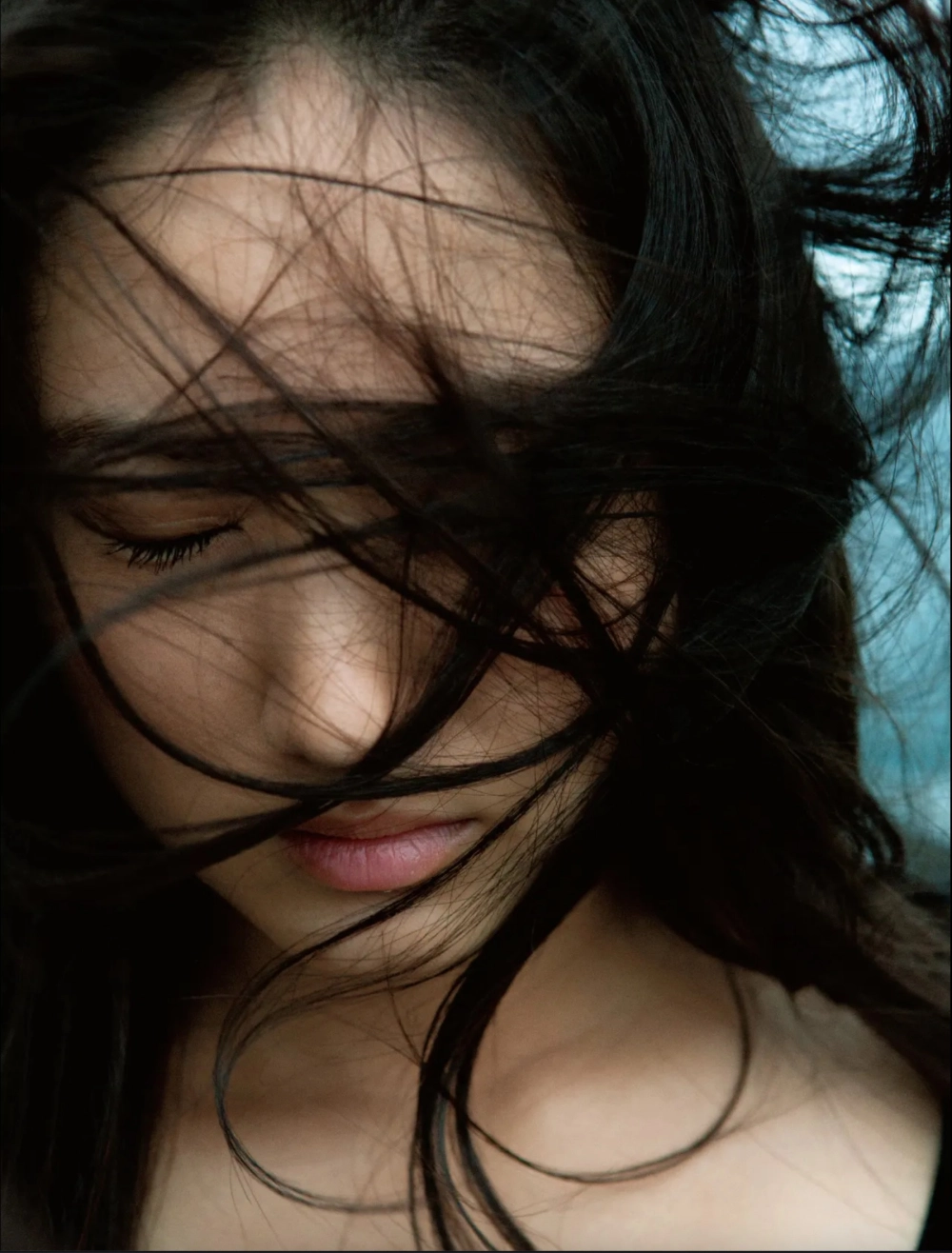 Saaya Irie thu hút mọi ánh nhìn với vẻ đẹp sexy rực lửa