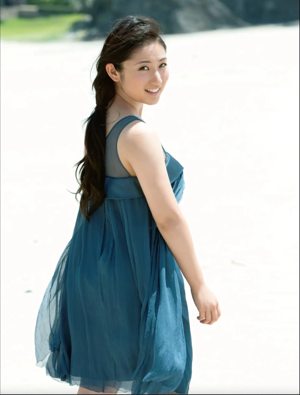 Thần thái gợi cảm của Saaya Irie khiến mọi ánh nhìn đổ dồn