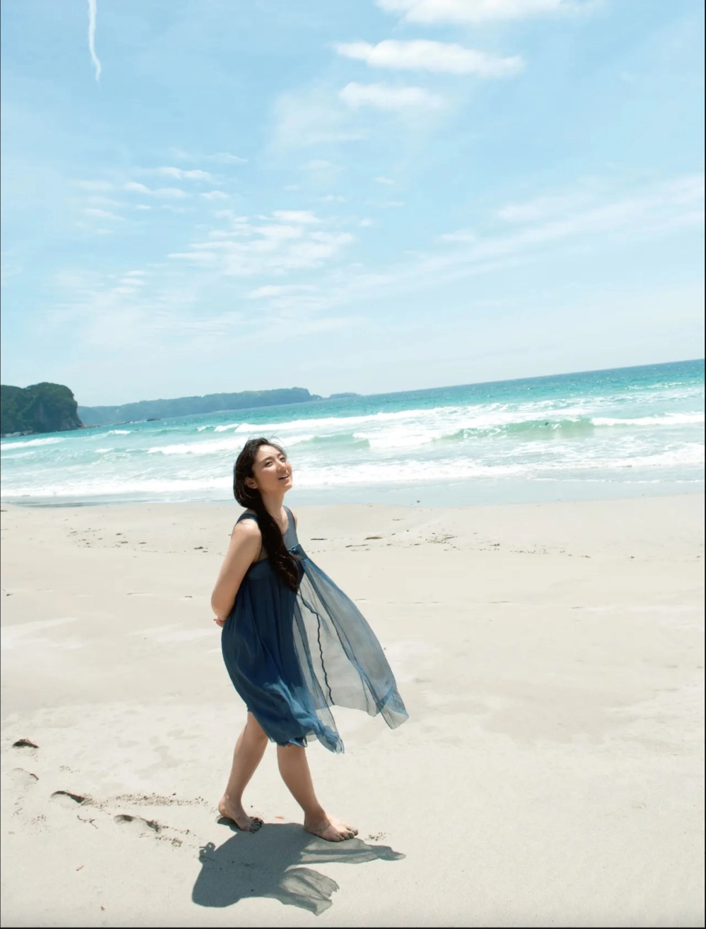 Saaya Irie tỏa sáng với phong cách quyến rũ đầy mê hoặc