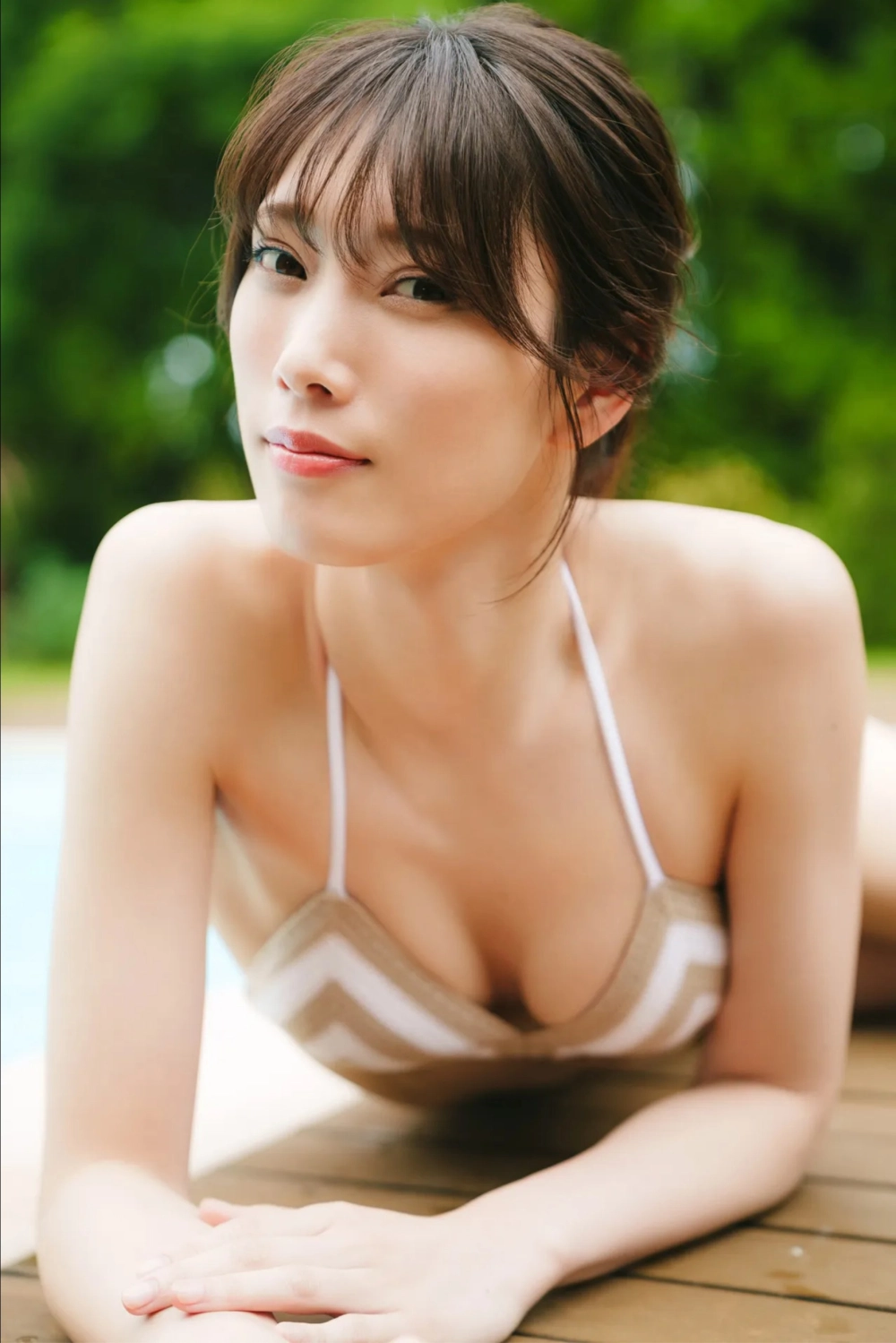 Thần thái tự tin và sexy giúp Saki Akai nổi bật giữa đám đông