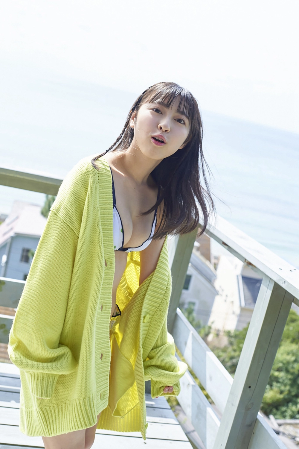 Vẻ đẹp gợi cảm của Tsukune Takeuchi khiến không gian như bừng cháy