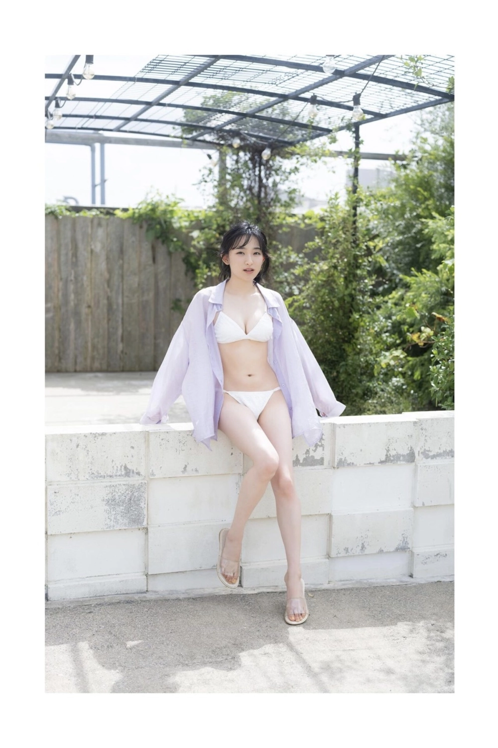 Yu Saotome khéo léo khoe dáng trong trang phục gợi cảm quyến rũ