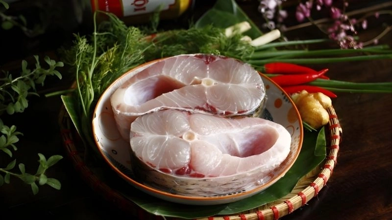 Ướp cá đúng cách để khử mùi từ bên trong