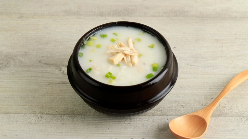 Rang gạo trước khi nấu giúp cháo thơm và nhanh